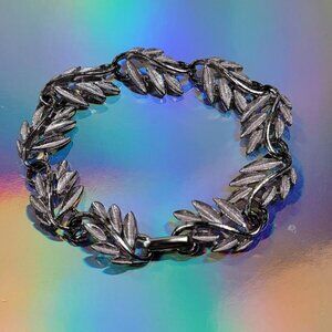 Vintage Monet Silver-Tone Leaf Link Chain Bracelet 8 In Fold Over Clasp Pat.Pend